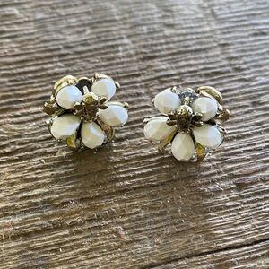 Napier signed clip on f daisy flower & bee earrings. Whimsical Fairycore